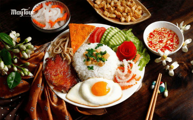 Du khách trải nghiệm ẩm thực Việt Nam cùng Du lịch MayTour – hành trình khám phá hương vị quê hương.