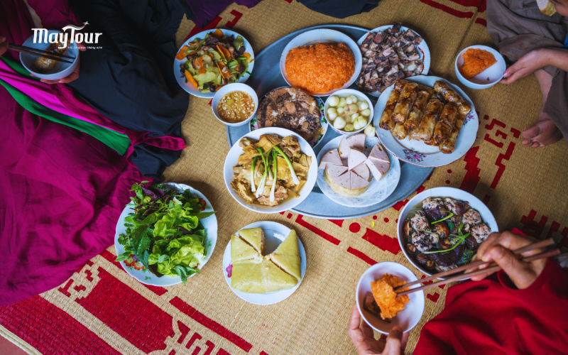 Du khách trải nghiệm ẩm thực Việt Nam cùng Du lịch MayTour – hành trình khám phá hương vị quê hương.