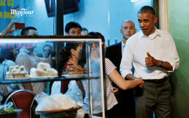 Du khách trải nghiệm ẩm thực Việt Nam cùng Du lịch MayTour – hành trình khám phá hương vị quê hương.