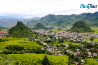 Du khách tham gia tour du lịch Hà Giang 4 ngày 3 đêm check-in tại Cột Cờ Lũng Cú – cực Bắc Tổ quốc.