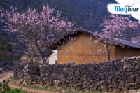 Du khách tham gia tour du lịch Hà Giang 4 ngày 3 đêm check-in tại Cột Cờ Lũng Cú – cực Bắc Tổ quốc.