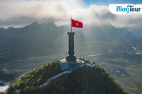 Du khách tham gia tour du lịch Hà Giang 4 ngày 3 đêm check-in tại Cột Cờ Lũng Cú – cực Bắc Tổ quốc.