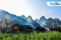 Du khách tham gia tour du lịch Hà Giang 4 ngày 3 đêm check-in tại Cột Cờ Lũng Cú – cực Bắc Tổ quốc.