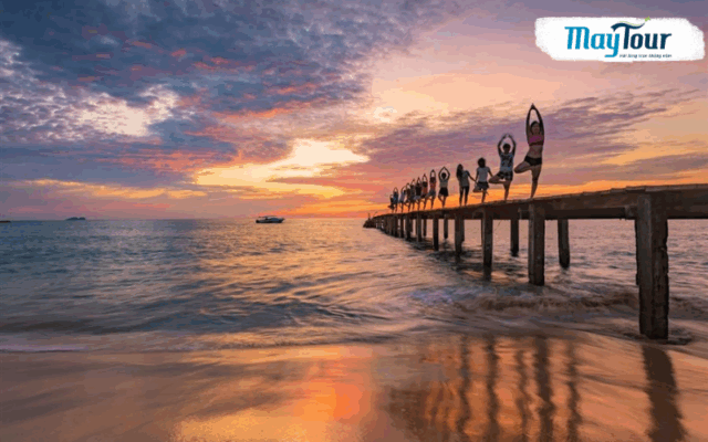 Khám phá đảo Kỳ Co – Maldives của Việt Nam trong tour Quy Nhơn Phú Yên, với bãi cát trắng mịn và làn nước trong xanh.