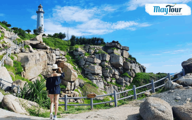 Ngắm bình minh tại Mũi Điện - Cực Đông Tổ quốc trong tour Quy Nhơn – Phú Yên 3N3Đ, check-in ngọn hải đăng hơn 100 năm tuổi.