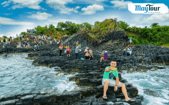 Chiêm ngưỡng kỳ quan thiên nhiên Gành Đá Đĩa độc đáo với hàng nghìn phiến đá bazan trong tour đi Phú Yên.