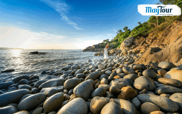 Khám phá Ghềnh Ráng - Tiên Sa, thăm mộ Hàn Mặc Tử và bãi tắm Hoàng Hậu thơ mộng trong tour Quy Nhơn Phú Yên.