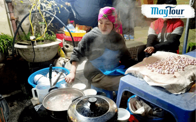 Du khách tham gia tour du lịch Hà Giang 4 ngày 3 đêm check-in tại Cột Cờ Lũng Cú – cực Bắc Tổ quốc.