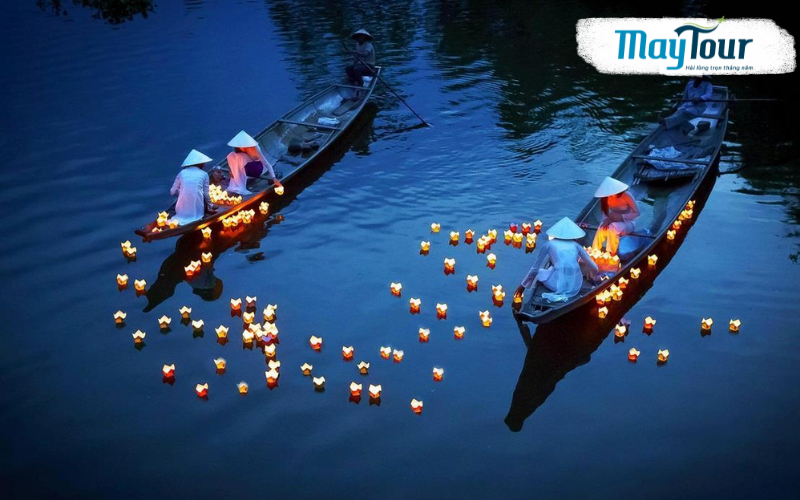 Khoảnh khắc lung linh khi thả hoa đăng trên sông Hoài, cảm nhận vẻ đẹp di sản trong hành trình du lịch Đà Nẵng Hội An.
