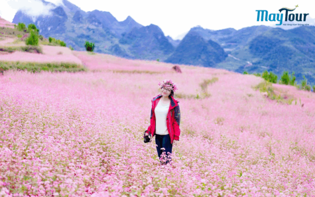 Du khách tham gia tour du lịch Hà Giang 4 ngày 3 đêm check-in tại Cột Cờ Lũng Cú – cực Bắc Tổ quốc.