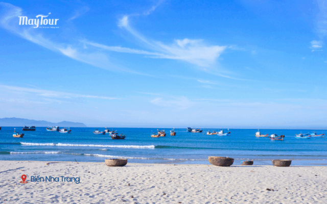 Bãi biển Nha Trang – địa điểm du lịch Nha Trang 2025 nổi tiếng với cát trắng, nước biển trong xanh, điểm đến không thể bỏ qua.