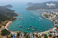 Khung cảnh du lịch Vĩnh Hy Bình Hưng với biển xanh và nắng đẹp