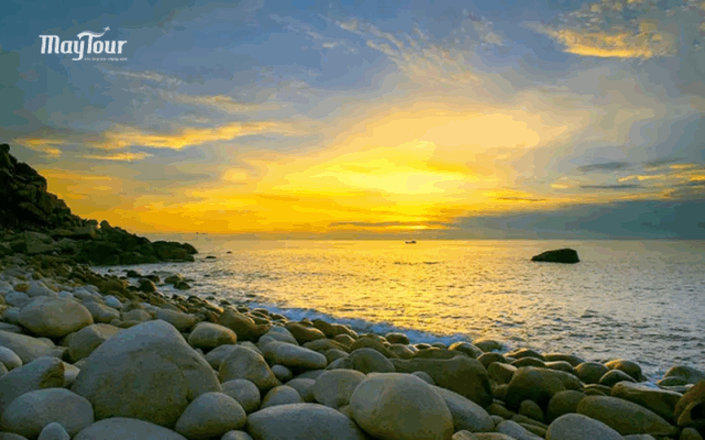 Bãi Đá Trứng Bình Hưng – điểm check in độc đáo của đảo