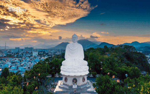 Tượng Phật Trắng tại Chùa Long Sơn Nha Trang