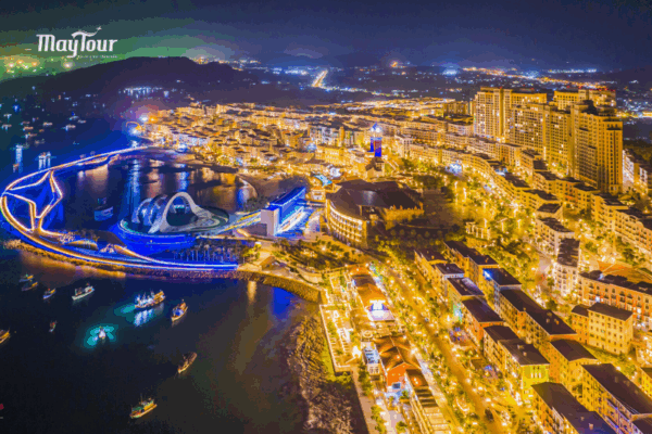 Sunset Town Phú Quốc về đêm lung linh sắc màu – điểm dạo bộ lãng mạn trong tour Phú Quốc 3N3Đ khách sạn 3 sao