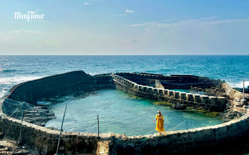 Vịnh Triều Dương Phú Quý bãi biển đẹp như Maldives trong tour Phú Quý.