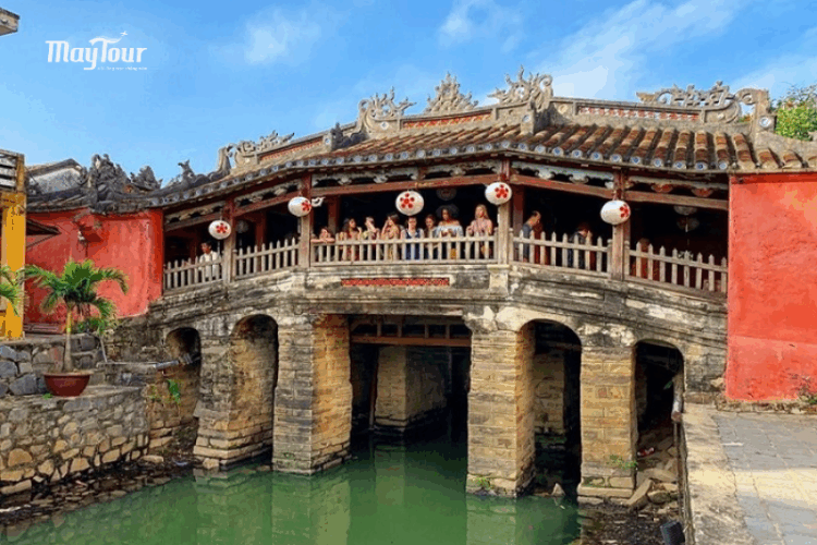 Check-in chùa Cầu Nhật Bản biểu tượng phố cổ Hội An trong tour Đà Nẵng Hội An từ TP.HCM
