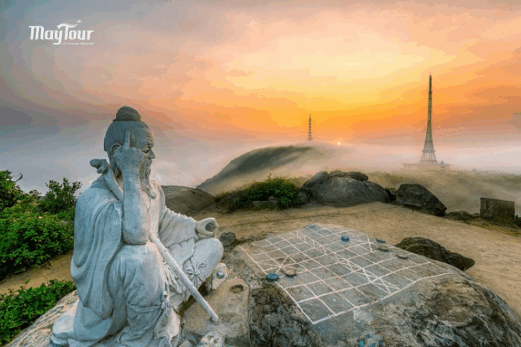 Ngắm toàn cảnh thành phố từ đỉnh Bàn Cờ trong tour Đà Nẵng Hội An trọn gói