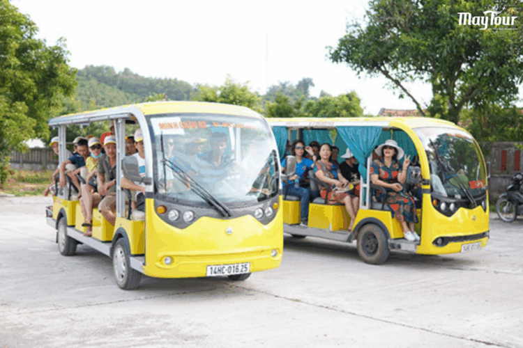 Xe điện di chuyển tham quan trong tour Vĩnh Hy