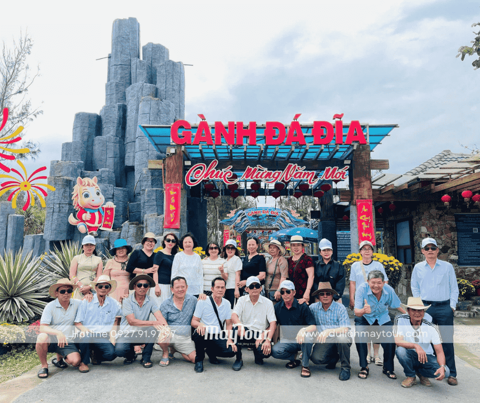 Đoàn khách đi Quy Nhơn của Du lịch MayTour