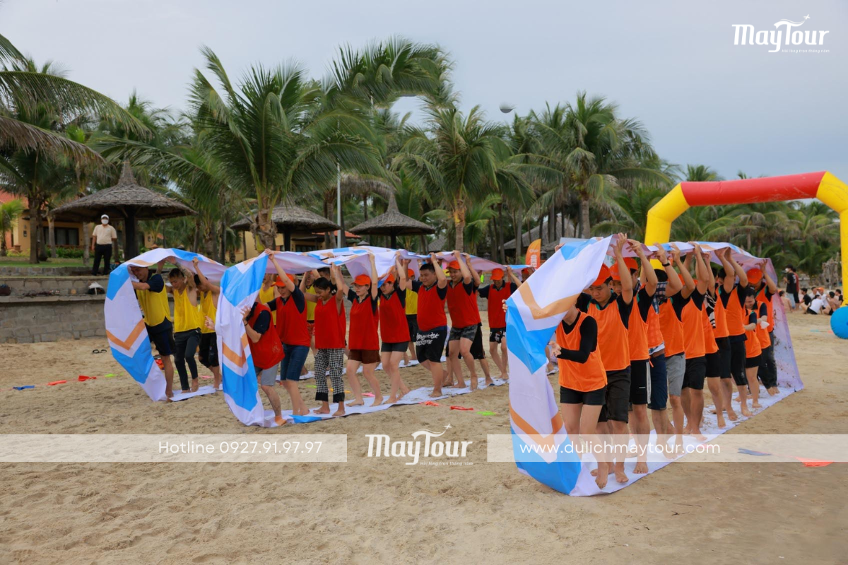 Bánh xe đồng đội chinh phục thử thách team building bãi biển