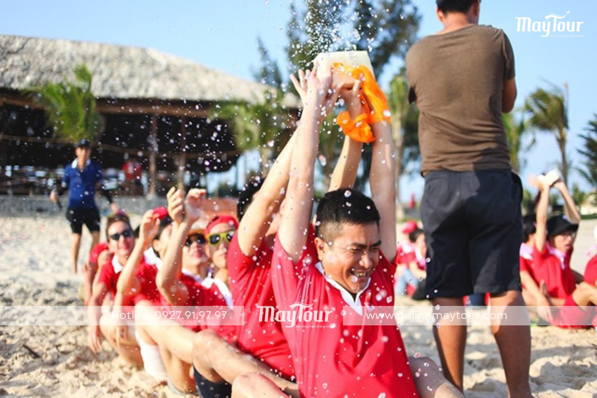 Chuyền nước tiếp sức gắn kết tinh thần đồng đội team building