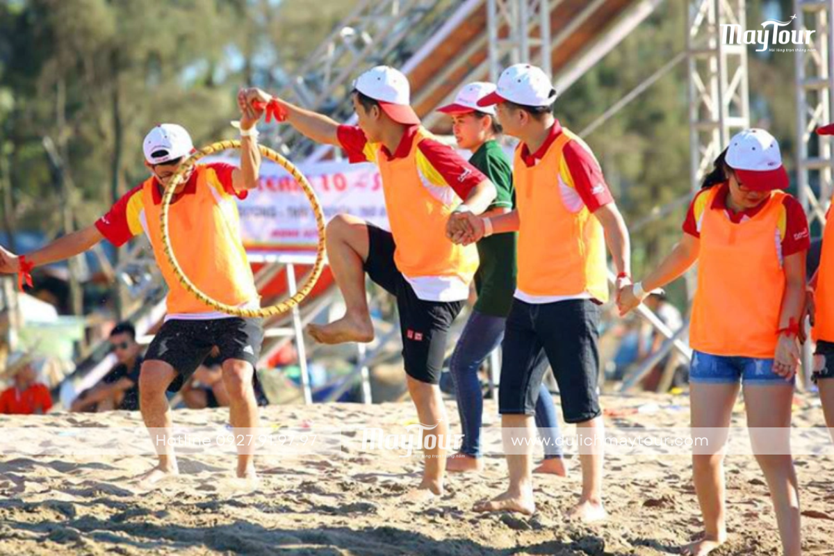 Chuyền vòng đồng đội phối hợp ăn ý trong team building bãi biển