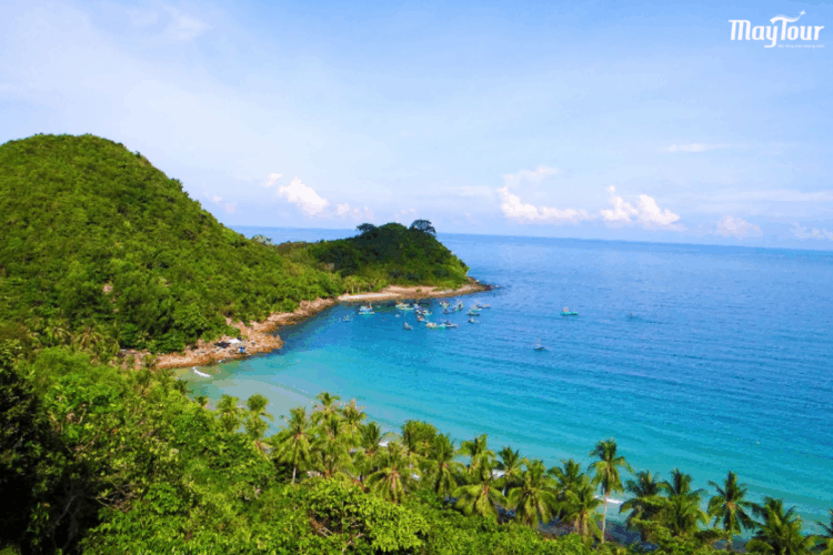 Góc check-in ôm trọn view biển từ trên cao tuyệt mỹ tại Bãi Đất Đỏ Nam Du.