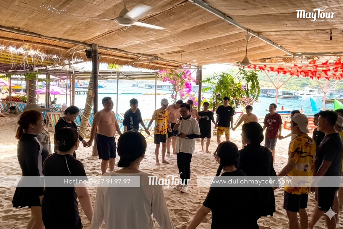 Team building bãi biển hoạt động tập thể