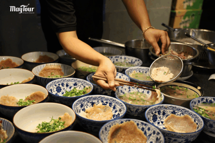 Thưởng thức tô bún quậy Kiến Xây nóng hổi đặc sản nổi tiếng Phú Quốc