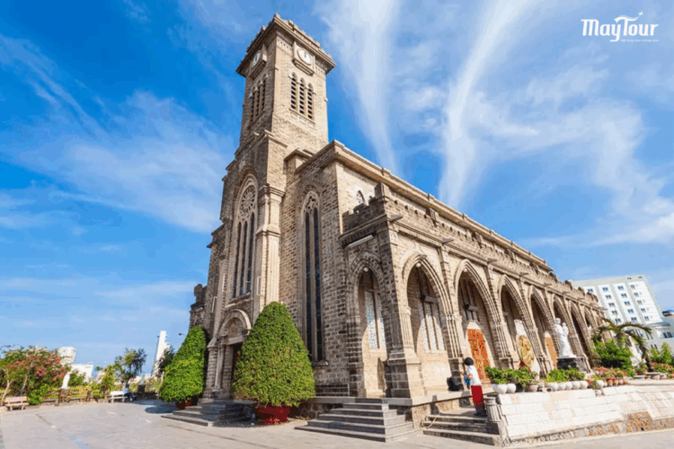 Vẻ đẹp kiến trúc Gothic cổ kính của Nhà thờ Đá Nha Trang