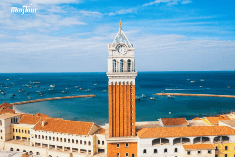 Tháp đồng hồ Venice cao 75m biểu tượng tại thị trấn Hoàng Hôn Phú Quốc