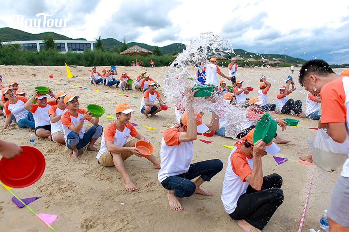 Trò chơi team building ngoài trời "Đưa nước về nguồn"