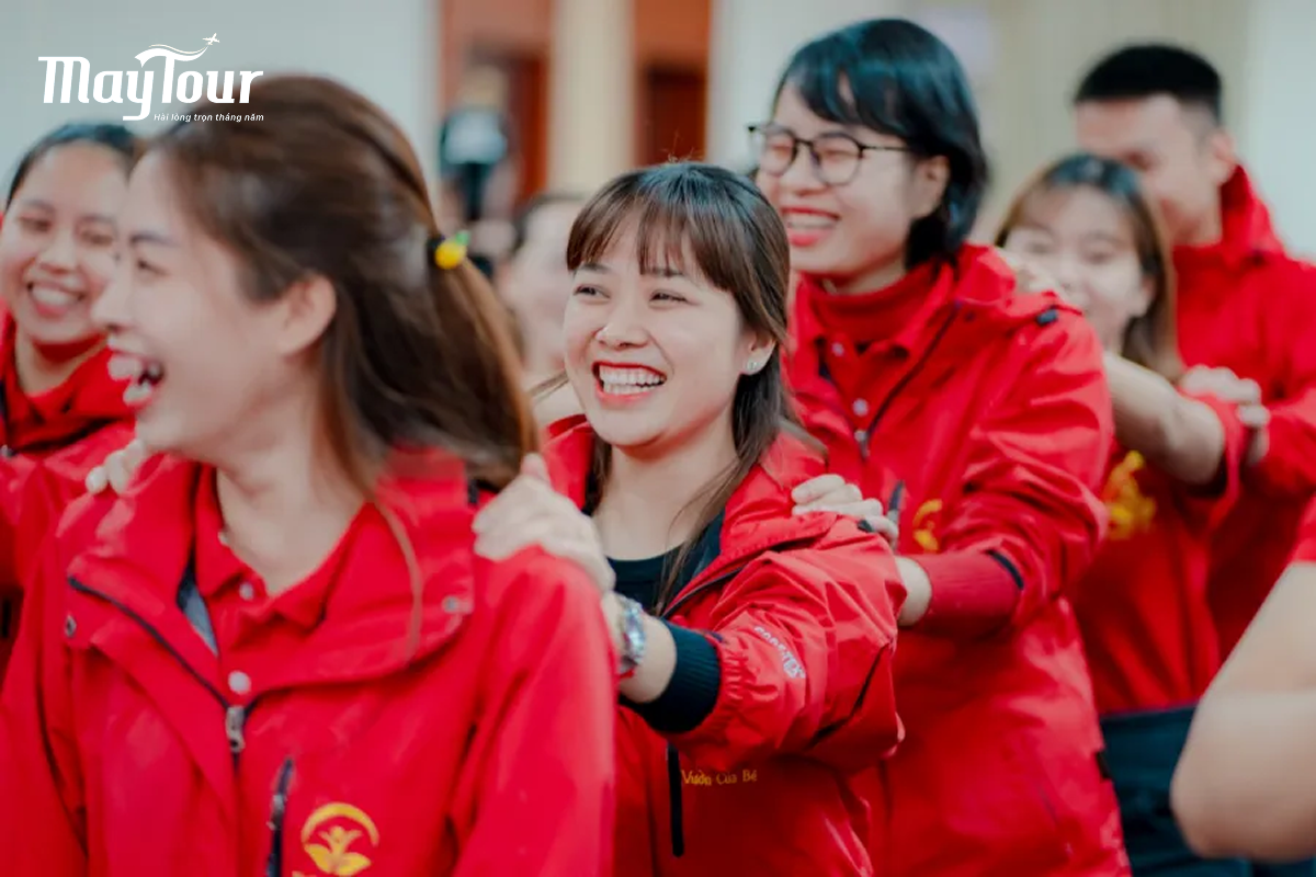 Trò chơi "Truyền tin" một trong các trò chơi team building trong văn phòng được yêu thích