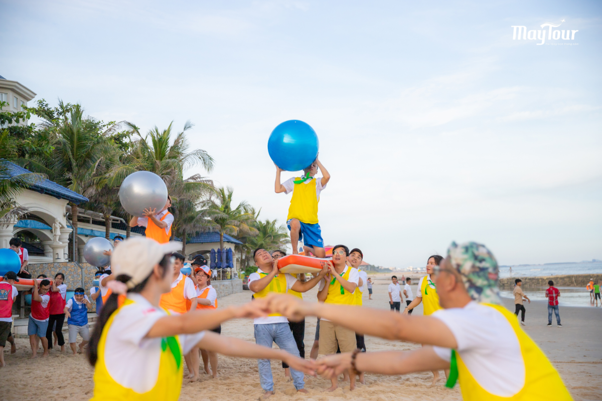 Cân nhắc thời tiết, địa điểm, số lượng thành viên và mục tiêu chương trình